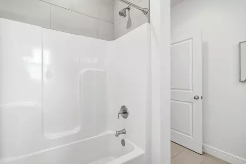 Bath - 4702 Cobble Creek Dr, Springfield, MO 65809 photo 7 of 8