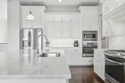 Kitchen - 4702 Cobble Creek Dr, Springfield, MO 65809 photo 3 of 7