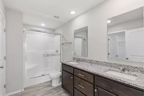 Bath - 108 E Rosalie St, Strafford, MO 65757 photo 1 of 2