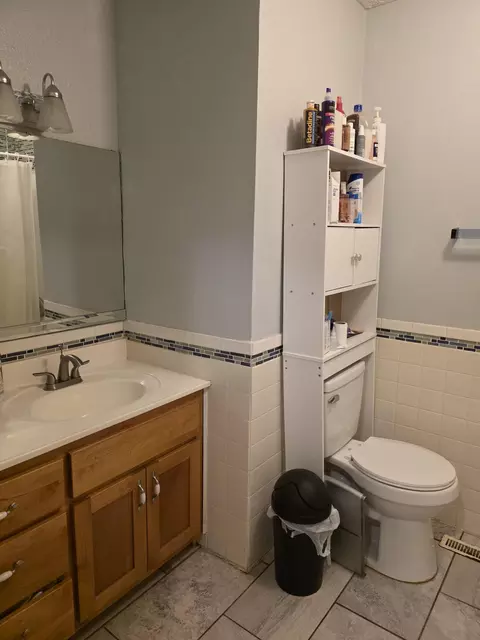 Bath - 1511 W Berkeley St, Springfield, MO 65807 photo 1 of 3