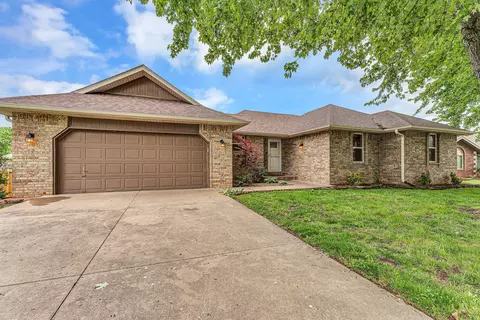 617 E Sunset Ave, Nixa, MO 65714