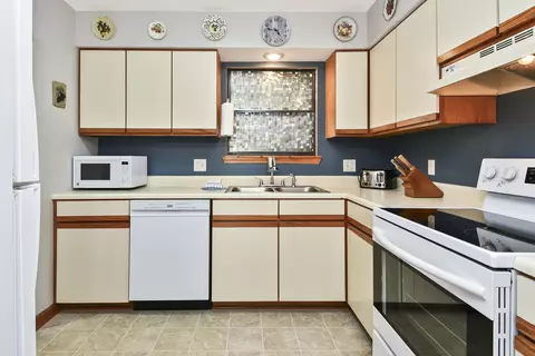 Kitchen - 267 Bunker Ridge Dr #6, Branson, MO 65616 photo 3 of 5