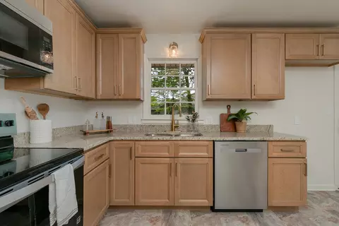 Kitchen - 3311 S Graystone Pl, Springfield, MO 65804 photo 3 of 3