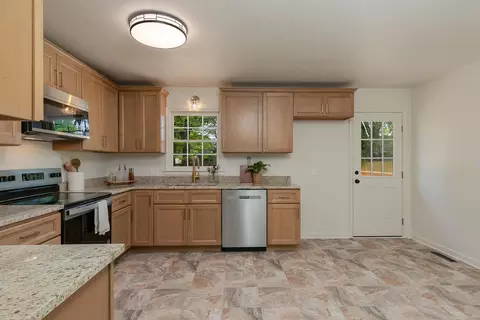 Kitchen - 3311 S Graystone Pl, Springfield, MO 65804 photo 2 of 3