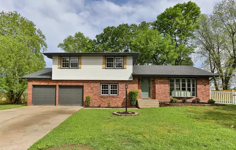 3311 S Graystone Pl, Springfield, MO 65804
