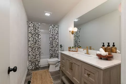 Bath - 3311 S Graystone Pl, Springfield, MO 65804 photo 1 of 2