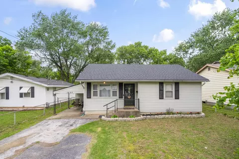 1037 N Fulbright Ave, Springfield, MO 65802