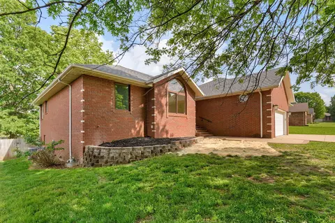Exterior - 506 S Pepperhill Dr, Nixa, MO 65714 photo 2 of 13