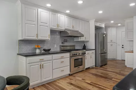 Kitchen - 506 S Pepperhill Dr, Nixa, MO 65714 photo 3 of 8