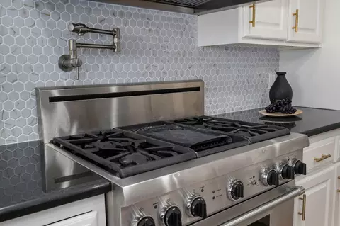 Kitchen - 506 S Pepperhill Dr, Nixa, MO 65714 photo 4 of 8
