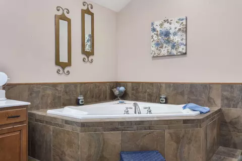 Bath - 3443 W Hestand St, Springfield, MO 65803 photo 2 of 6