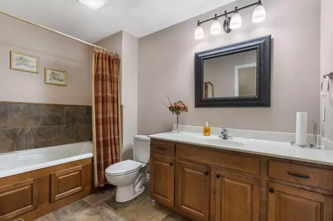 Bath - 3443 W Hestand St, Springfield, MO 65803 photo 5 of 6