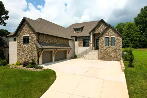 3247 W Bluffview St, Springfield, MO 65810