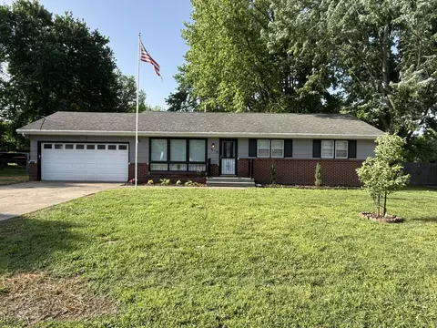 518 E Walnut St, Aurora, MO 65605