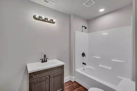 Bath - 104 E 9th St, Willow Springs, MO 65793 photo 2 of 5