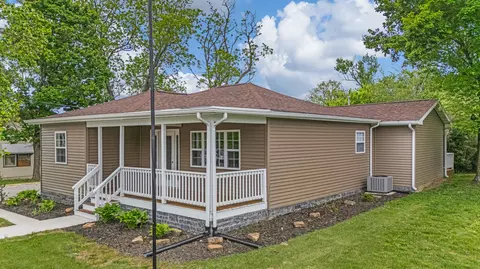 104 E 9th St, Willow Springs, MO 65793