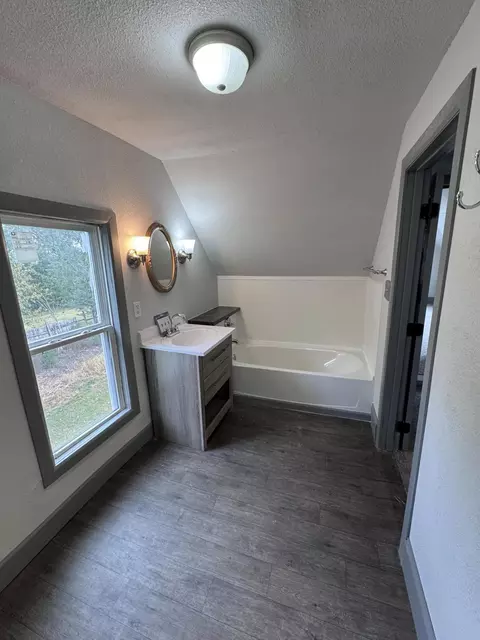 Bath - 22488 Main St, Weaubleau, MO 65774 photo 4 of 5