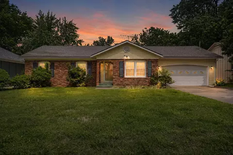 215 E Crestview St, Springfield, MO 65807