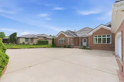 Exterior - 5722 S Castlebay Dr, Springfield, MO 65809 photo 2 of 12