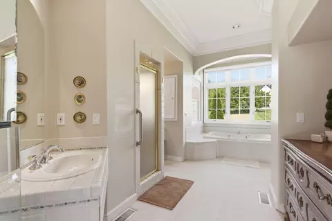 Bath - 5722 S Castlebay Dr, Springfield, MO 65809 photo 2 of 5