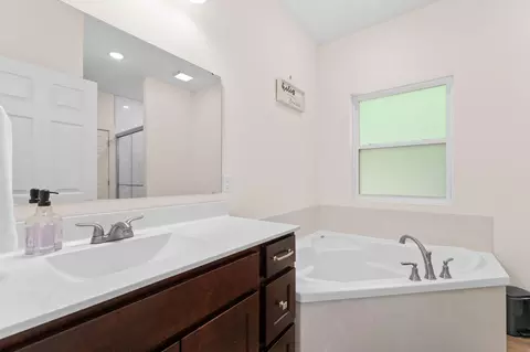 Bath - 123 Willow Oak Ln, Branson, MO 65616 photo 3 of 6