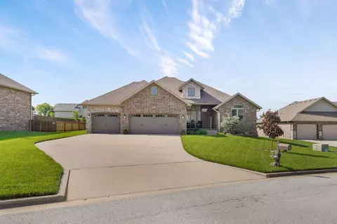 5330 E Wild Horse Dr, Springfield, MO 65802