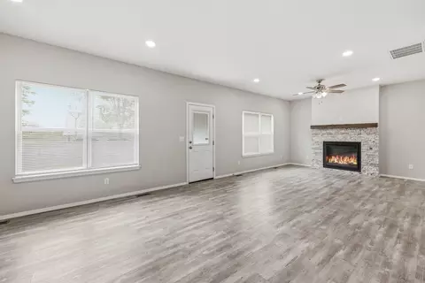 Living - 204 E Rosalie St, Strafford, MO 65757 photo 3 of 5