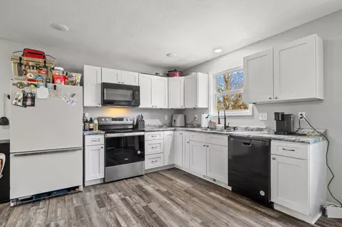 Kitchen - 3048 Ryan Ln, Mansfield, MO 65704 photo 2 of 2