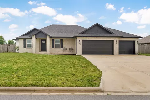 916 W Charlotte Ct, Republic, MO 65738