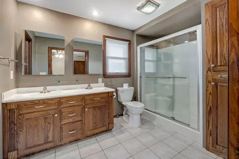 Bath - 922 E Manchester Dr, Springfield, MO 65810 photo 1 of 5