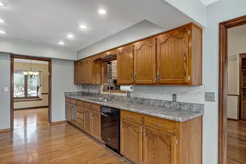 Kitchen - 922 E Manchester Dr, Springfield, MO 65810 photo 2 of 4