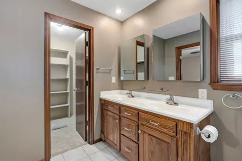 Bath - 922 E Manchester Dr, Springfield, MO 65810 photo 2 of 5