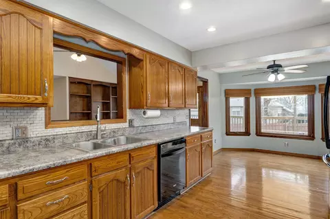 Kitchen - 922 E Manchester Dr, Springfield, MO 65810 photo 3 of 4