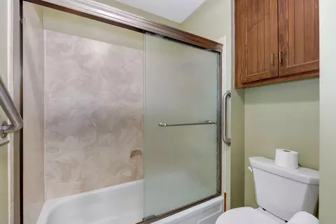 Bath - 922 E Manchester Dr, Springfield, MO 65810 photo 4 of 5