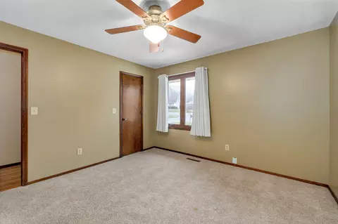Bedroom - 922 E Manchester Dr, Springfield, MO 65810 photo 4 of 7