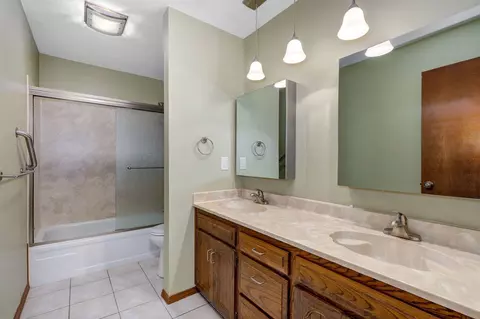 Bath - 922 E Manchester Dr, Springfield, MO 65810 photo 3 of 5