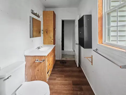 Bath - 503 S New Ave, Springfield, MO 65806 photo 2 of 4