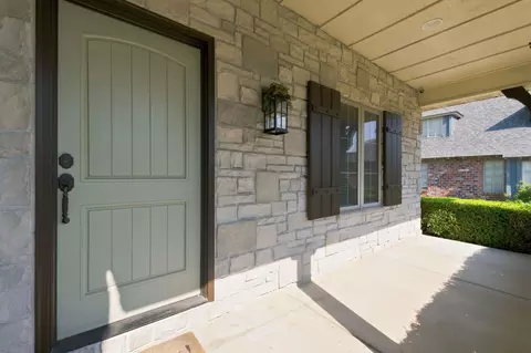 Exterior - 879 E Westchester Dr, Springfield, MO 65810 photo 5 of 10