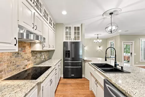 Kitchen - 879 E Westchester Dr, Springfield, MO 65810 photo 4 of 5