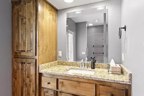 Bath - 879 E Westchester Dr, Springfield, MO 65810 photo 1 of 8