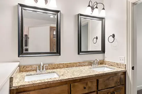 Bath - 879 E Westchester Dr, Springfield, MO 65810 photo 3 of 8