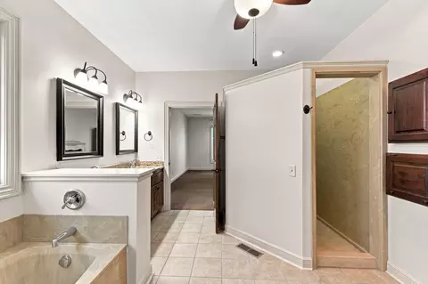 Bath - 879 E Westchester Dr, Springfield, MO 65810 photo 5 of 8