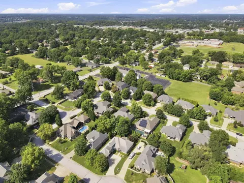 View/Area - 879 E Westchester Dr, Springfield, MO 65810 photo 5 of 6