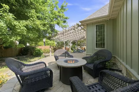 Exterior - 879 E Westchester Dr, Springfield, MO 65810 photo 6 of 10