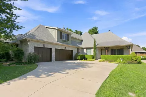 Exterior - 879 E Westchester Dr, Springfield, MO 65810 photo 2 of 10