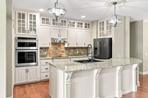 Kitchen - 879 E Westchester Dr, Springfield, MO 65810 photo 3 of 5