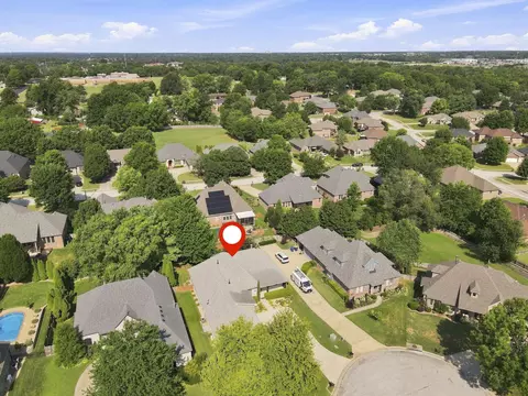 View/Area - 879 E Westchester Dr, Springfield, MO 65810 photo 2 of 6