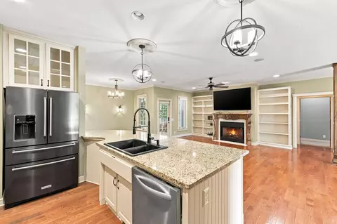 Kitchen - 879 E Westchester Dr, Springfield, MO 65810 photo 2 of 5