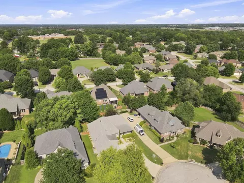 View/Area - 879 E Westchester Dr, Springfield, MO 65810 photo 1 of 6