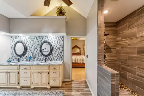 Bath - 3353 E Fox Grape St, Springfield, MO 65804 photo 2 of 5